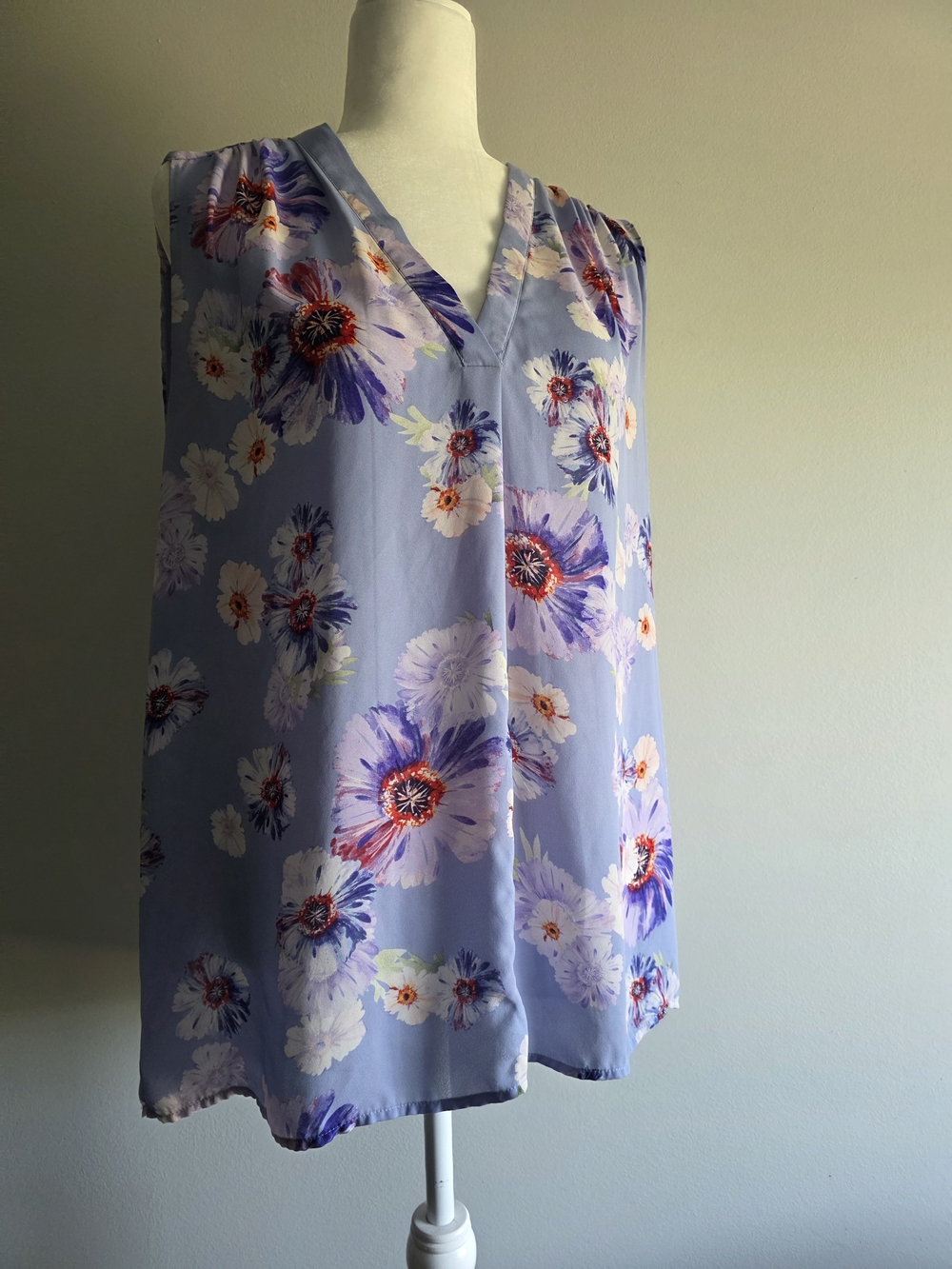 Yiolet & Claire XL Lavender Blue Floral Sleeveless V-Neck Blouse Tunic